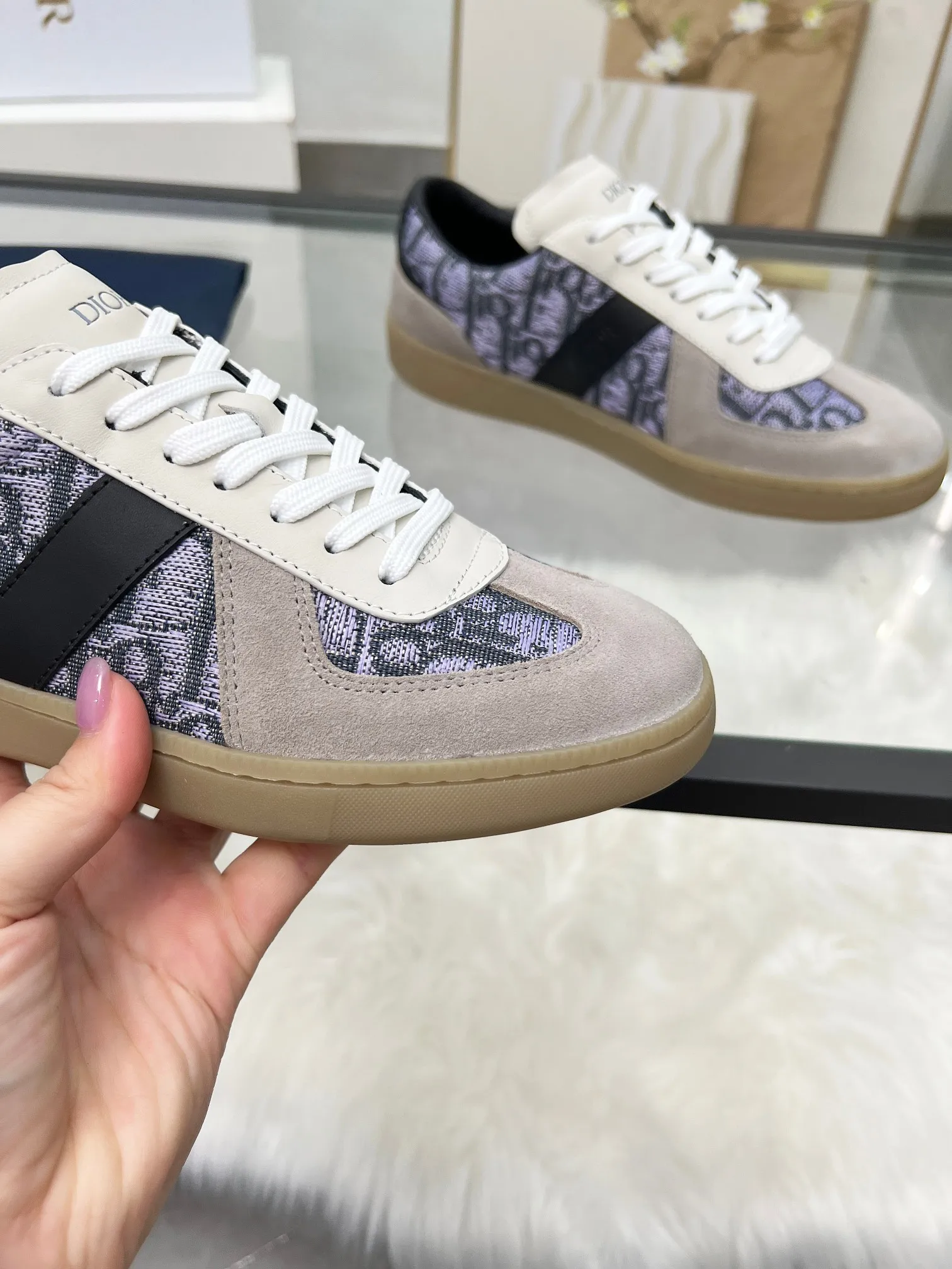 👟👟Ex-factory price 460👟👟Male size +10 correct✅ version. 𝐃𝐢𝐨𝐫 𝟮𝟱𝐏𝐫𝐞-𝐅𝐚𝐥𝐥 𝐁𝐞𝐫𝐥𝐢𝐧 𝟬𝟭 Dior B01 couple casual moral training shoes white shoes sneakers late 90s fashion brand Maison Margiela purchased GAT in large quantities and gave them a makeover. This shoe type of De Xun officially started its fashion journey. Original: Top layer of cowhide, cowhide lining, original outsole Size: 35-45 (40 for women, 45 for men, custom made, non-refundable)
